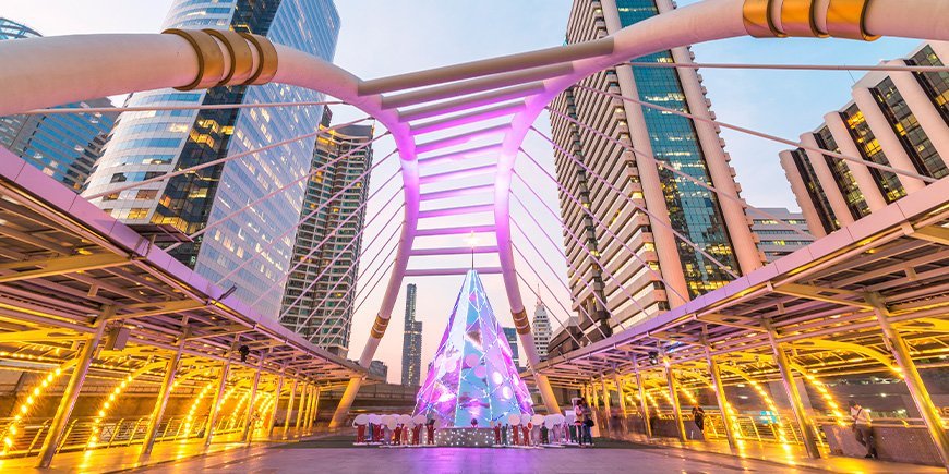 Juledekorationer på sky train i Bangkok