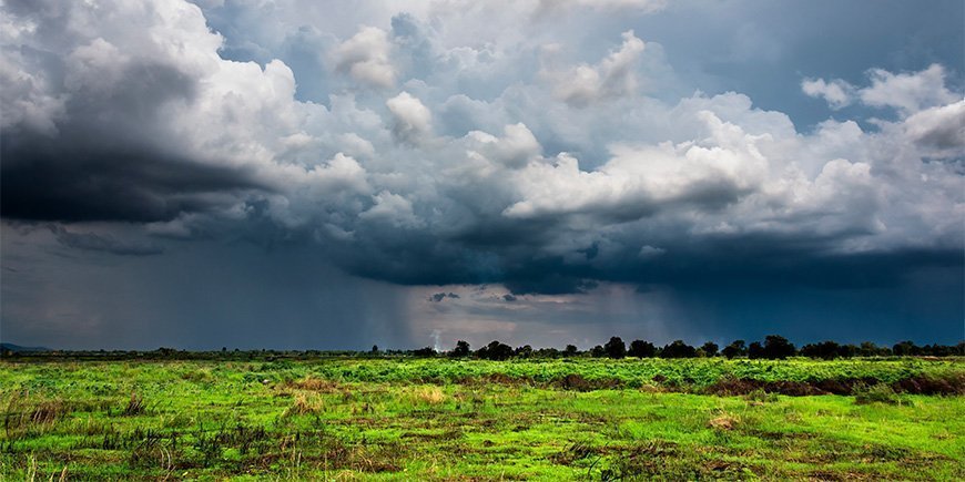 Regn over thailandske landskaber