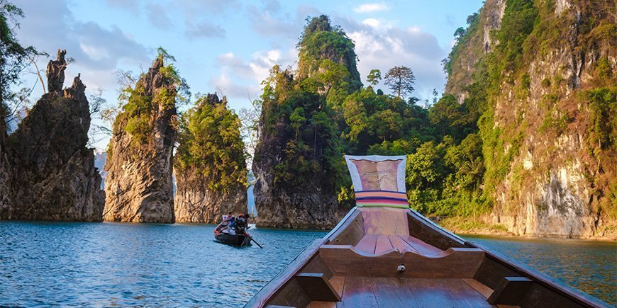 Båd, der sejler på søen i Khao Sok Nationalpark