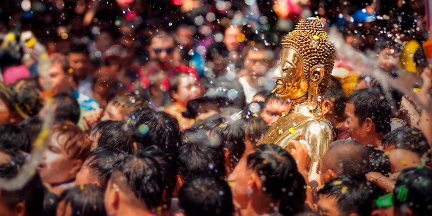 Folk, der har vandkamp i gaderne under Songkran