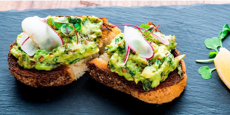 avocadotoast med toppings på ristet brød