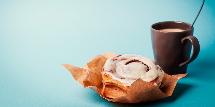 cinnamon roll og kaffe