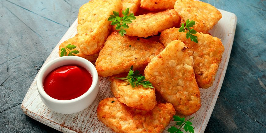 hash browns serveret med ketchup