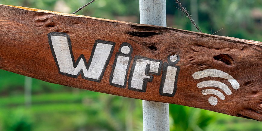 WiFi-skilt malet på et stykke træ på Bali