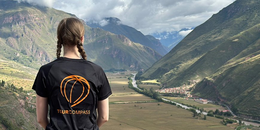 Kvinde med TourCompass-t-shirt på udforsker Cusco i Peru