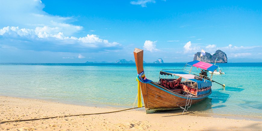 Longtail-båd på øen Koh Ngai i Thailand