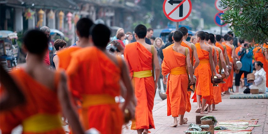 Munke går almisse i Luang Prabang i Laos