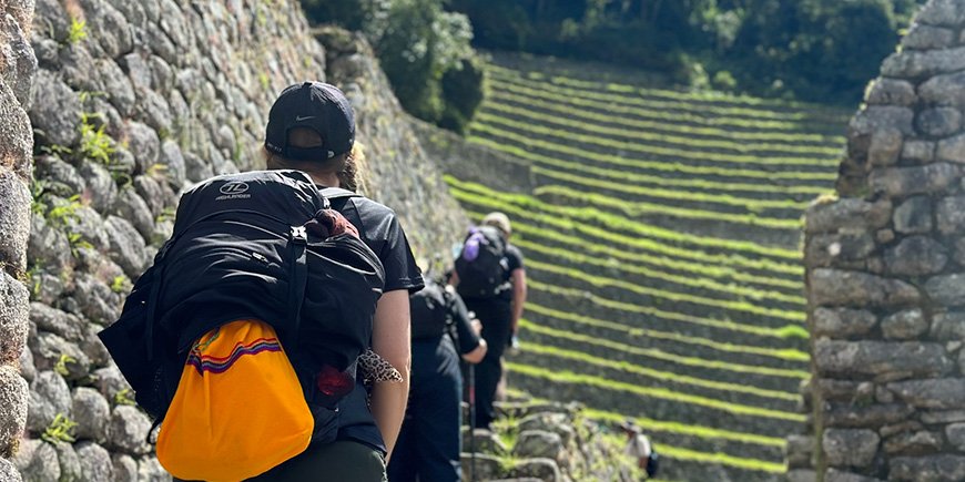 Kvinder nærmer sig Machu Picchu på Inkatrekket i Peru