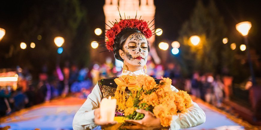 Kvinde udklædt til De Dødes Dag i Mexico