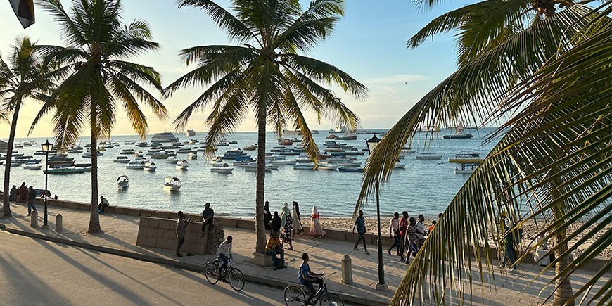 Udsigt til vandet i solnedgangen i Stone Town