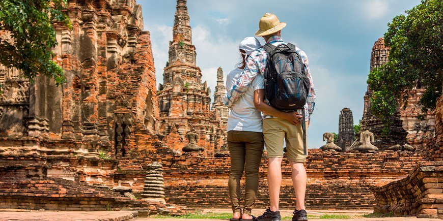 Par udforsker ruinerne i Ayutthaya i Thailand