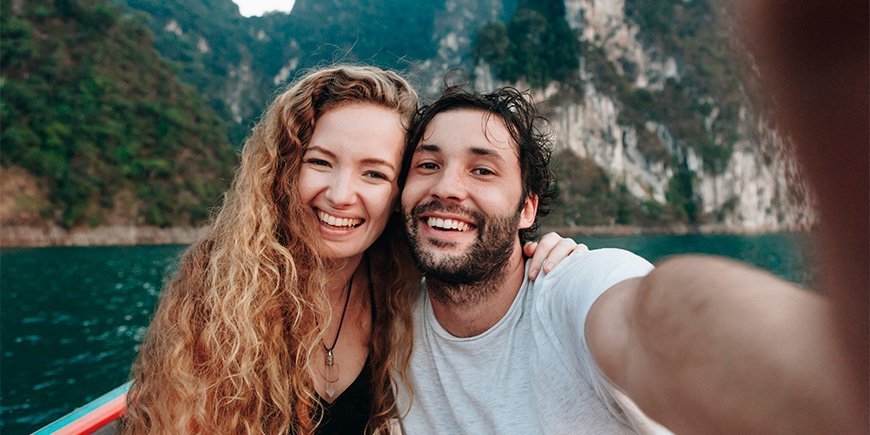 Mand og kvinde tager selfie på båd i Khao Sok Nationalpark 