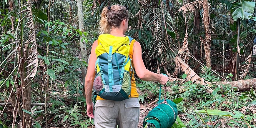 Jude vandrer med sin sovepose i Amazonas' jungle