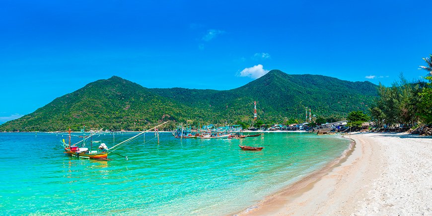 Smuk strand og blå himmel på Koh Phangan i Thailand