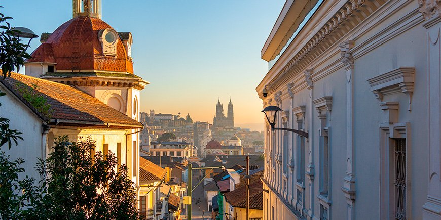 Solrig morgen i Quito Ecuador med udsigt ud over bygningerne