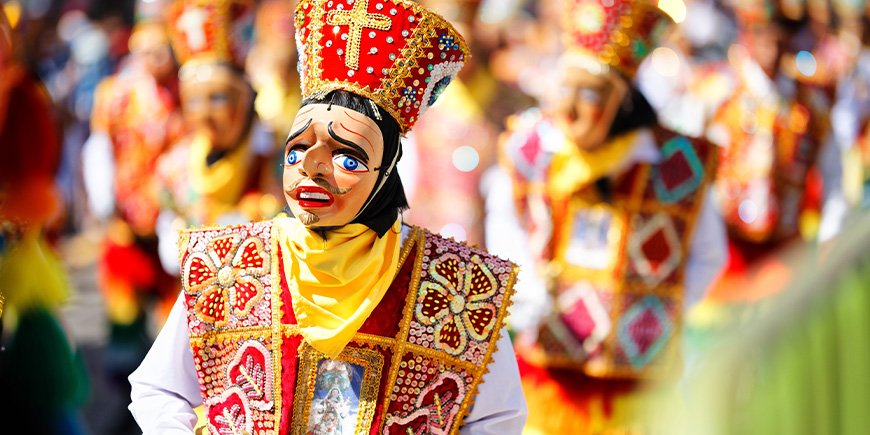 Person i udklædning til Inti Raymi-festivalen i Cusco i Peru