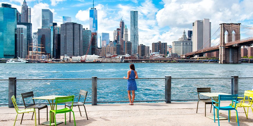 Kvinder i sommerkjole kigger på New Yorks skyline