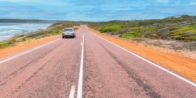 Bil kører på Great Ocean Road i det vestlige Australien